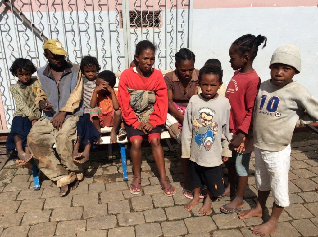 Une famille vient demander une aide à Akamasoa