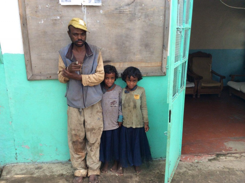 Un père et ses deux filles viennent chercher secours à Akamasoa