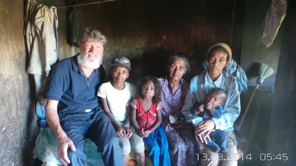 La maman de cette famille du village Antaninarenina d'Akamasoa a aussi bénéficié d'une opération. Grâce à Dieu elle a guéri, et aujourd'hui elle peut s'occuper de ses enfants et de sa mère